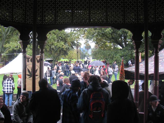 Auckland J Day 2009: the crowd warming up for 4:20