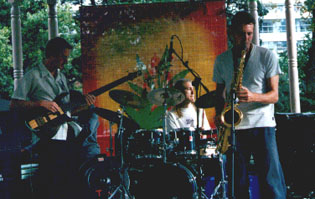 Foghorn playing at JDay 2001